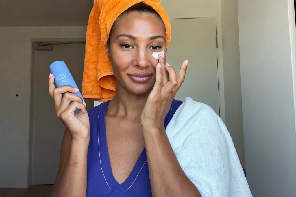 Mujer aplicándose crema de contorno con toques suaves