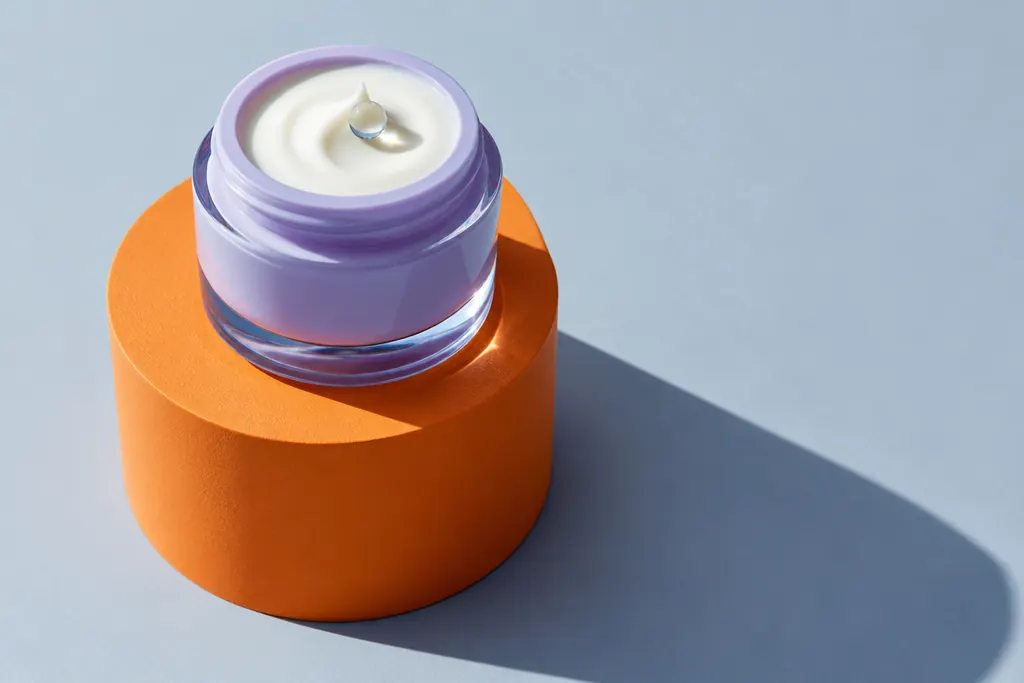 Crema rica con una gota de agua encima