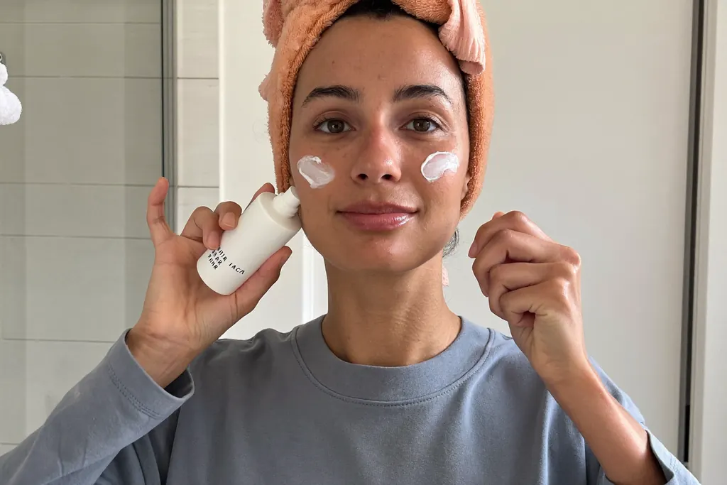 Mujer aplicándose hidratante