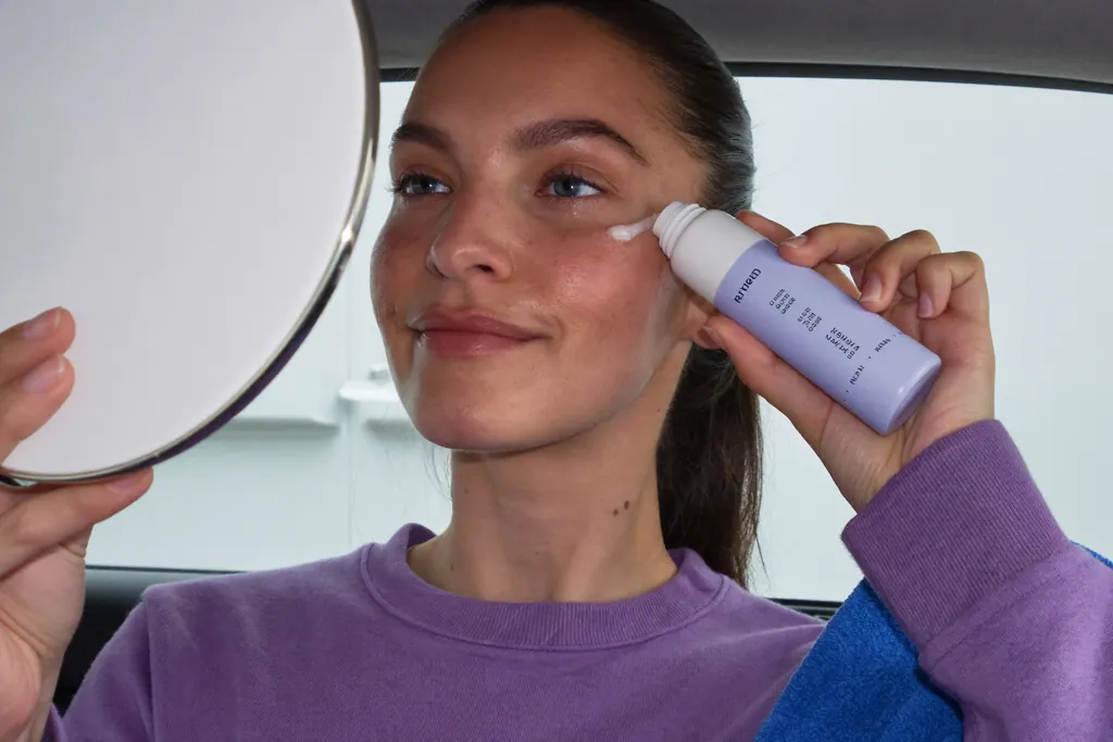 Mujer aplicándose crema de contorno con toques suaves