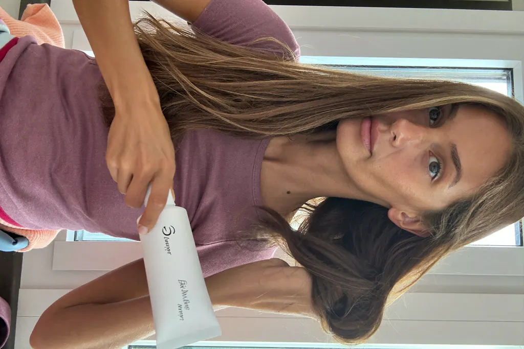 Mujer cepillándose el cabello largo y sano