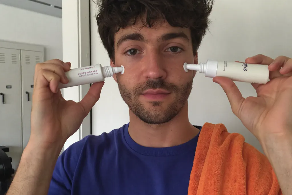 Hombre aplicándose sérum con las yemas de los dedos