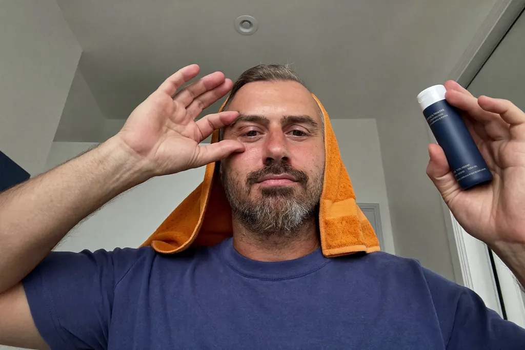 Hombre aplicándose crema de contorno de ojos