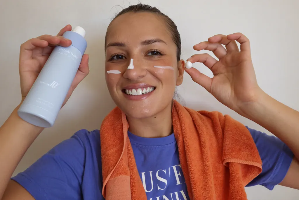 Mujer aplicándose crema en gel después de correr