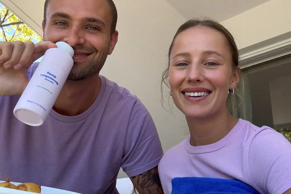 Pareja desayunando saludable en un balcón